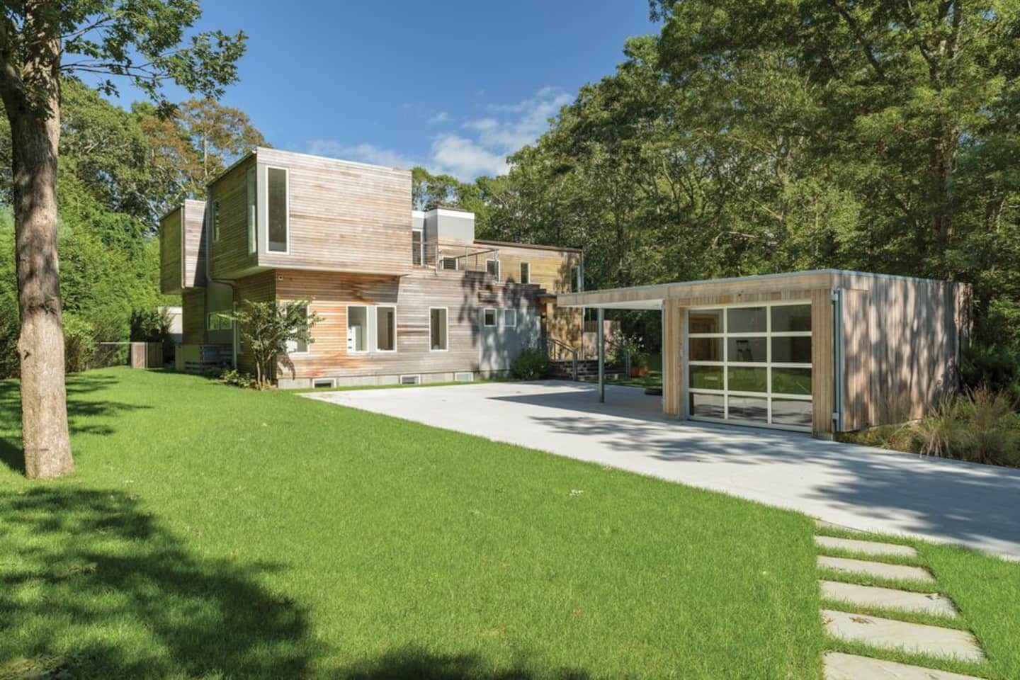  Front of House/Driveway