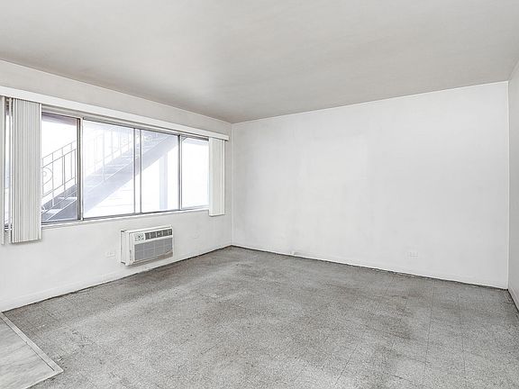 4th image of 938 Ontario St APT 3