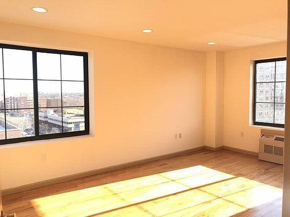 3rd image of 5828 44th Ave APT 5E