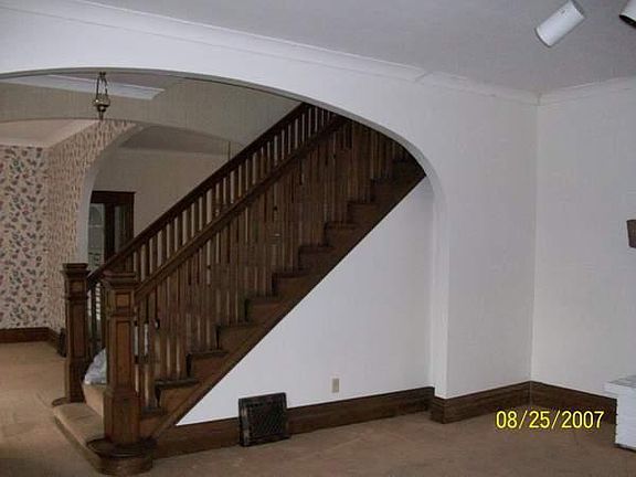 5th image of 136 N Hillsdale St
