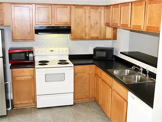 2 bed, 1.5 bath, 1088 sqft, $1,100 — Photo 4