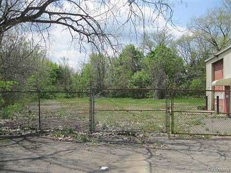 2nd image of 2032 S Saginaw St