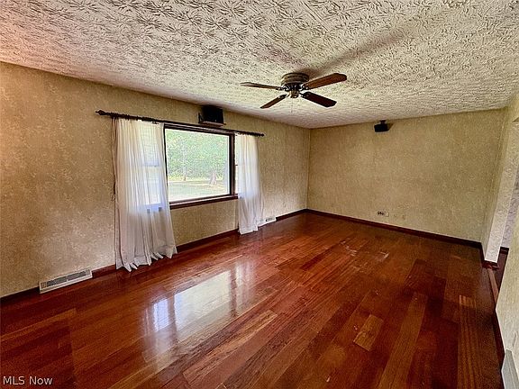 4th image of 16481 Hart Rd