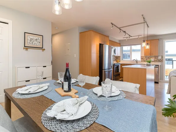 2940 Harriet Rd #404, Saanich, BC V9A 1T3