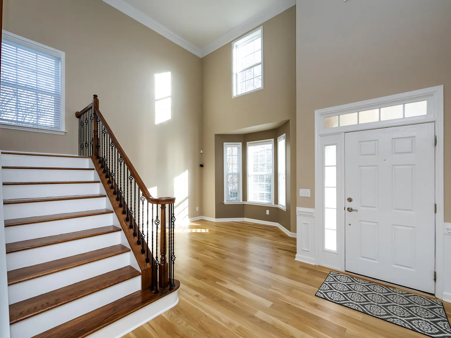 5 bed, 3505 sqft, $3,680 — Photo 2
