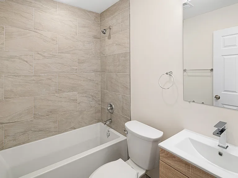 5217 1/2 Warren St #4 — Photo 8
