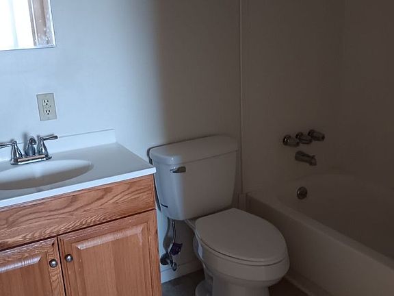 4th image of 32 Woodglen Apartment APT B-17