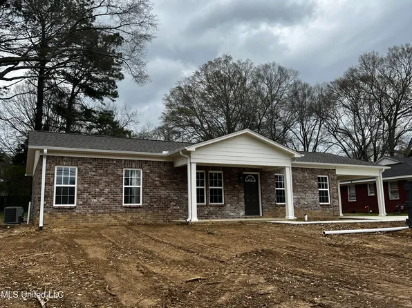 212 Evelyn St, Senatobia, MS 38668