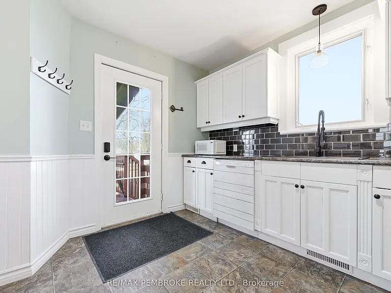566 Perth St — Photo 29