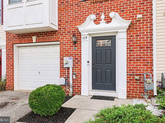 4th image of 819 Blossom Dr