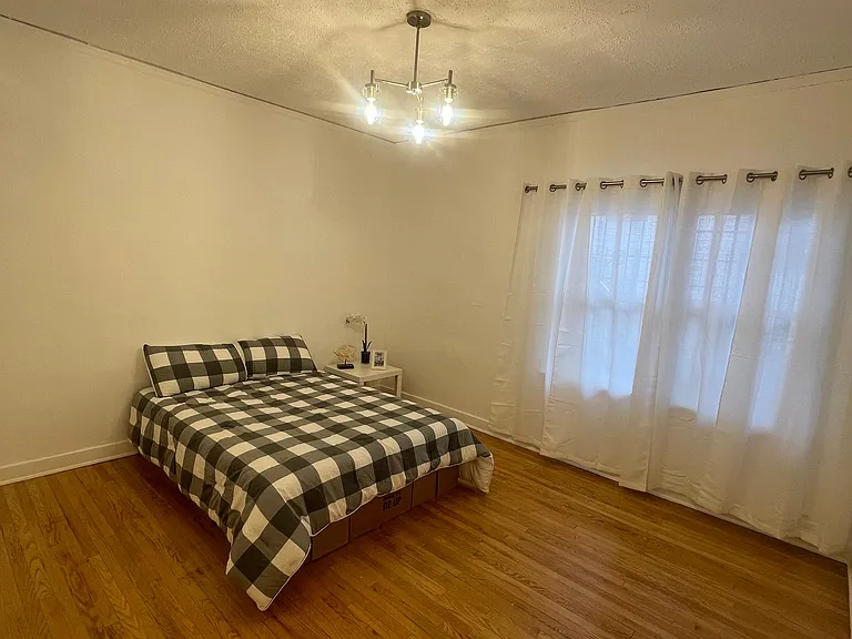 130 N Croft Ave #2 — Photo 5