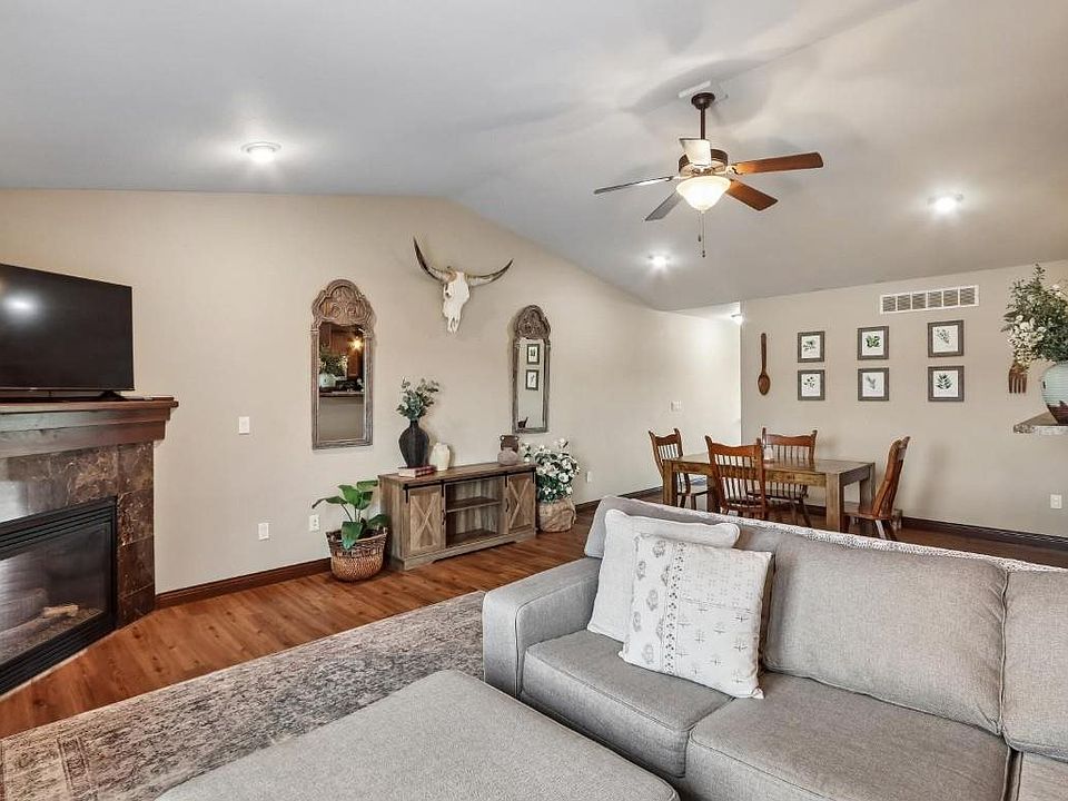 1st image of 1542 Red Oak Dr