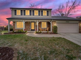 754 Denham Ln, Rochester Hills, MI 48307