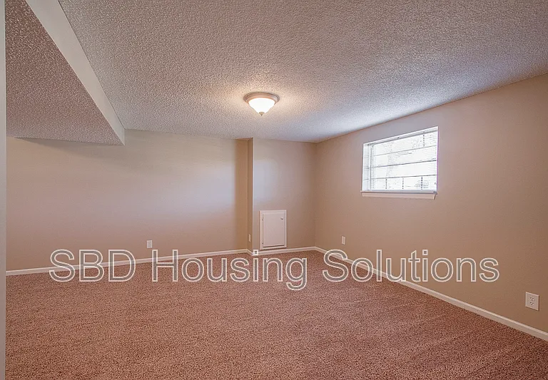 10408 Smalley Ct — Photo 5