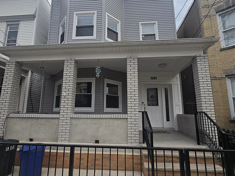 1301 27th St #1 — Photo 1