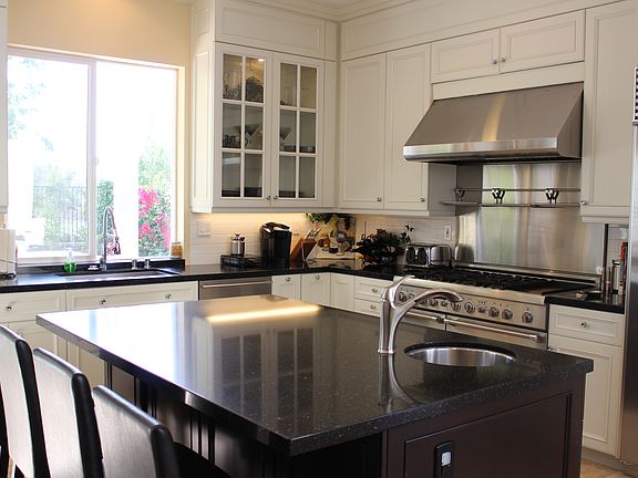 Kitchen island w/ granite