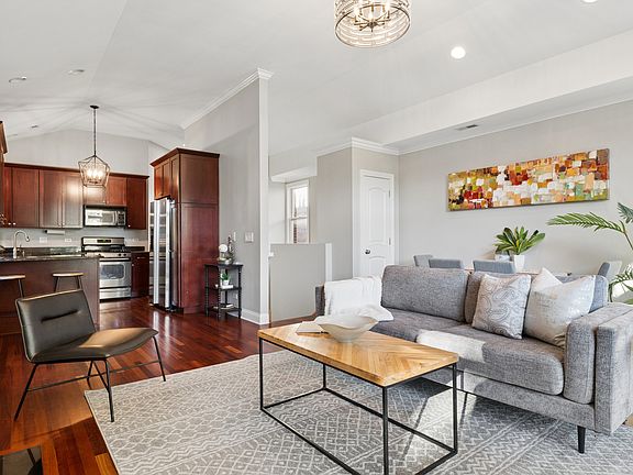 5th image of 1514 W Victoria St #3