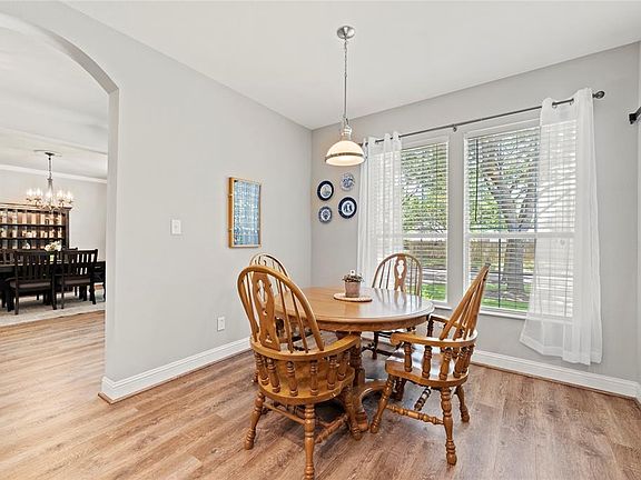 5th image of 402 Silver Creek Cir