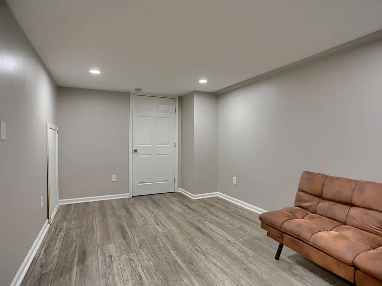 1207 Anglesea St — Photo 16