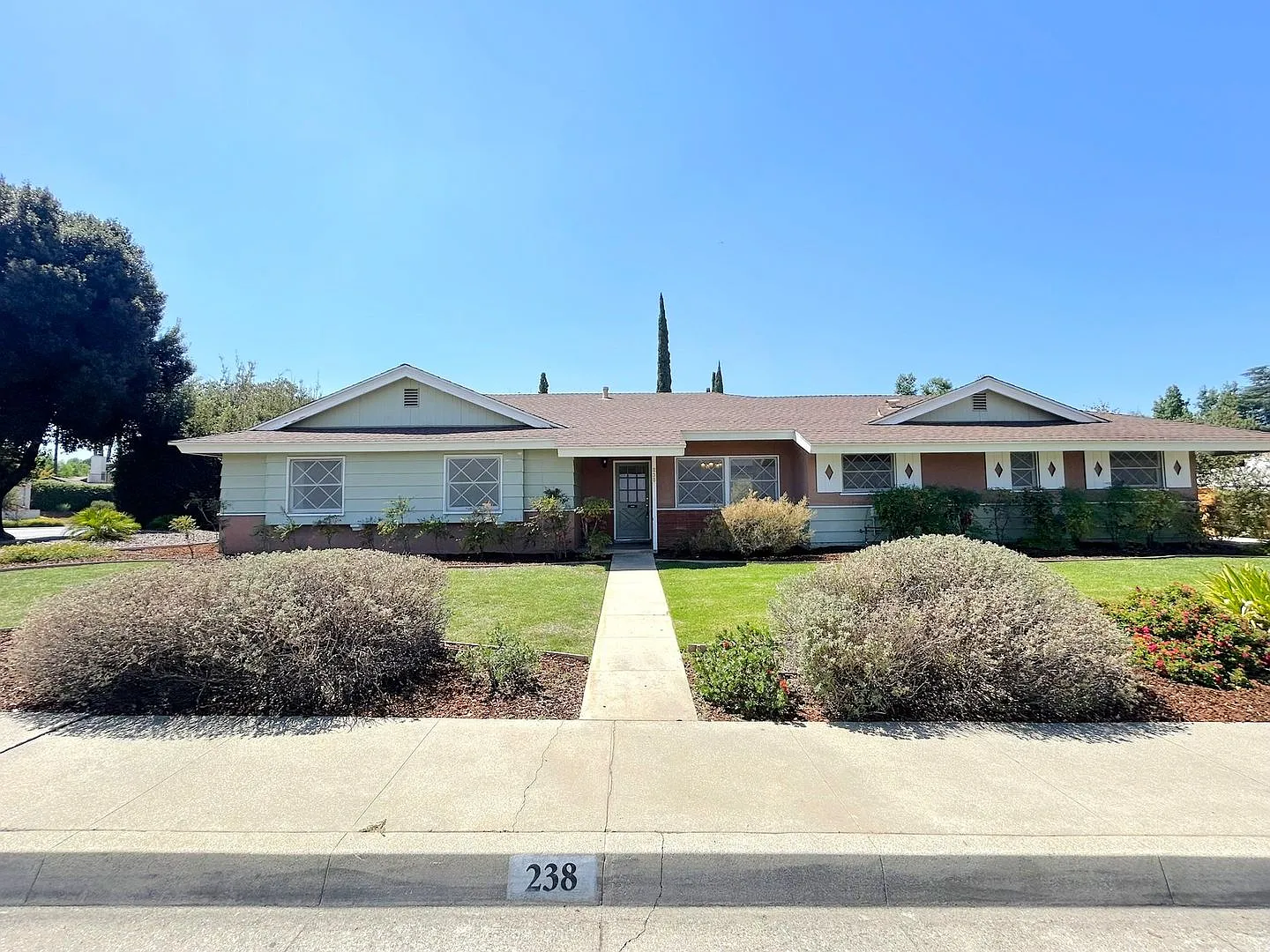 Beautiful 4-Bedroom Home on Sunset Dr in South Redlands! — Photo 1