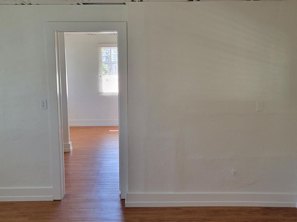 2nd image of 1311 Anacapa St #32