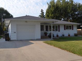 2840 Edgewood Dr N, Fargo, ND 58102