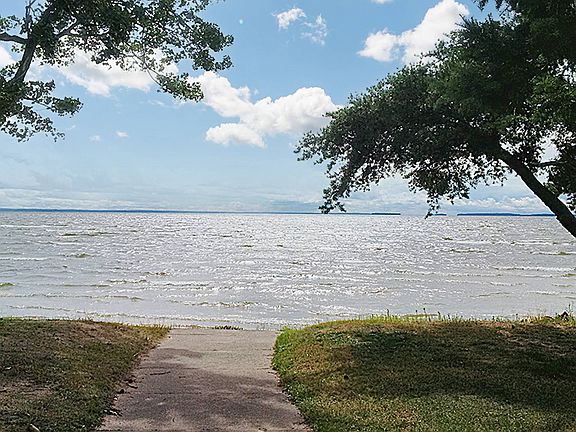 4th image of 295 Lakeshore Dr
