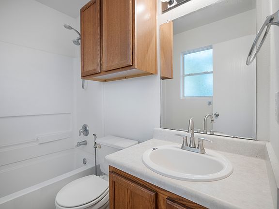 5th image of 604 Colonial Ln
