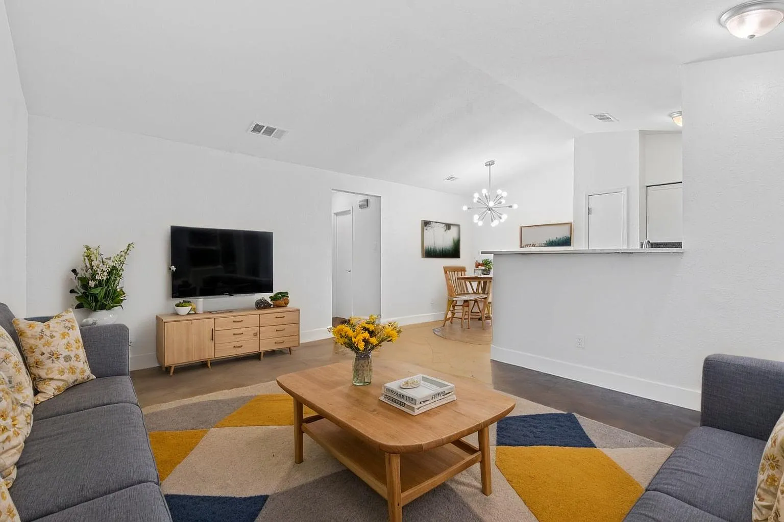 2 bed, 850 sqft, $1,750 — Photo 1