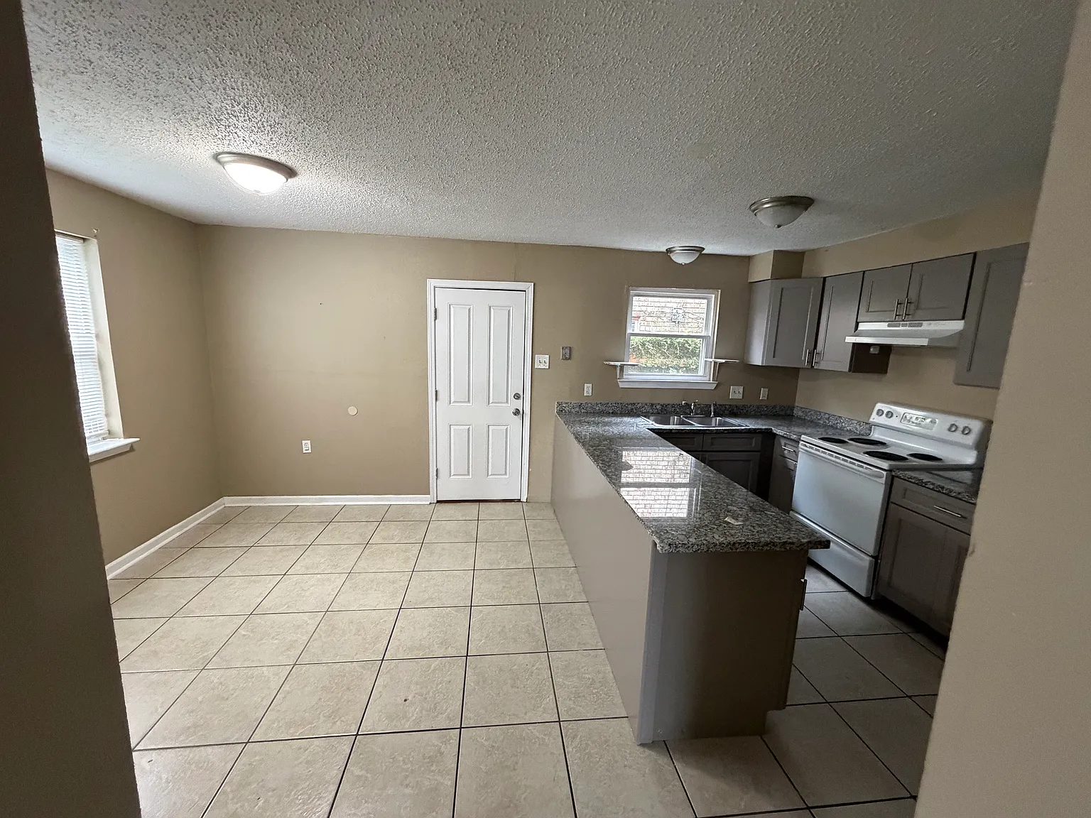 2 bed, 1.5 bath, 1200 sqft, $1,400 — Photo 3