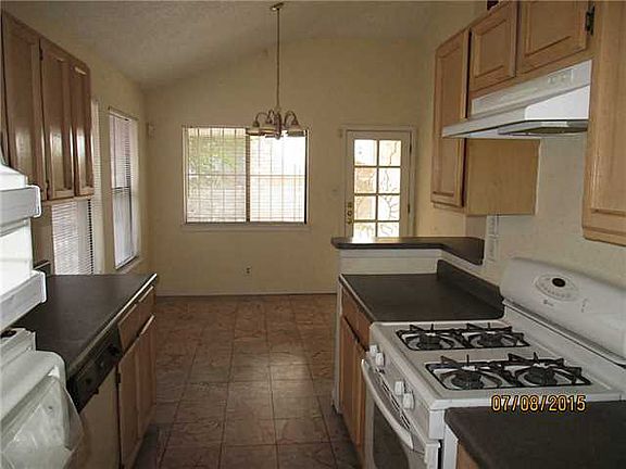 3rd image of 1037 Chiricahua Dr