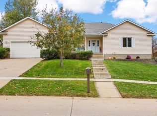 1700 Greenlefe Dr NW, Cedar Rapids, IA 52405
