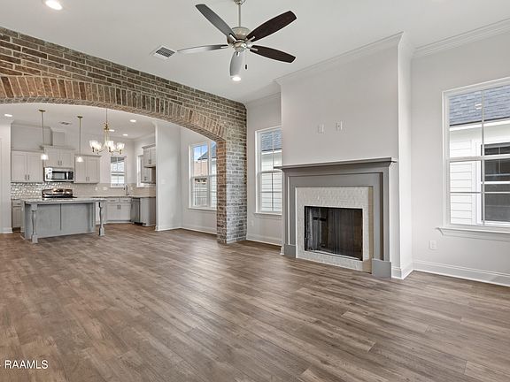 3rd image of 204 Bennington Ln