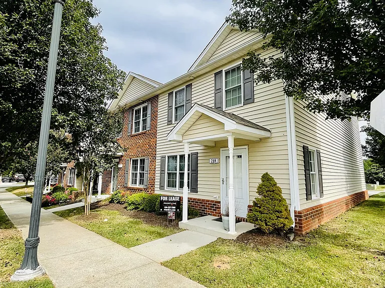 218 Colonnade St — Photo 1