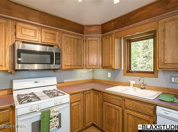 3rd image of 2651 Gold St