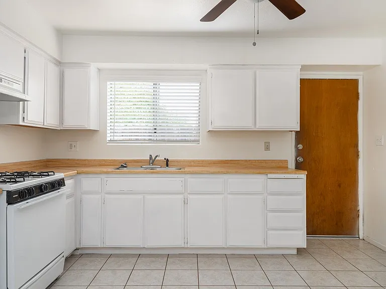 3321 Chester Ln — Photo 8