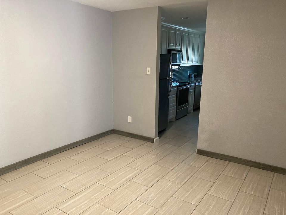 Dining room to kitchen