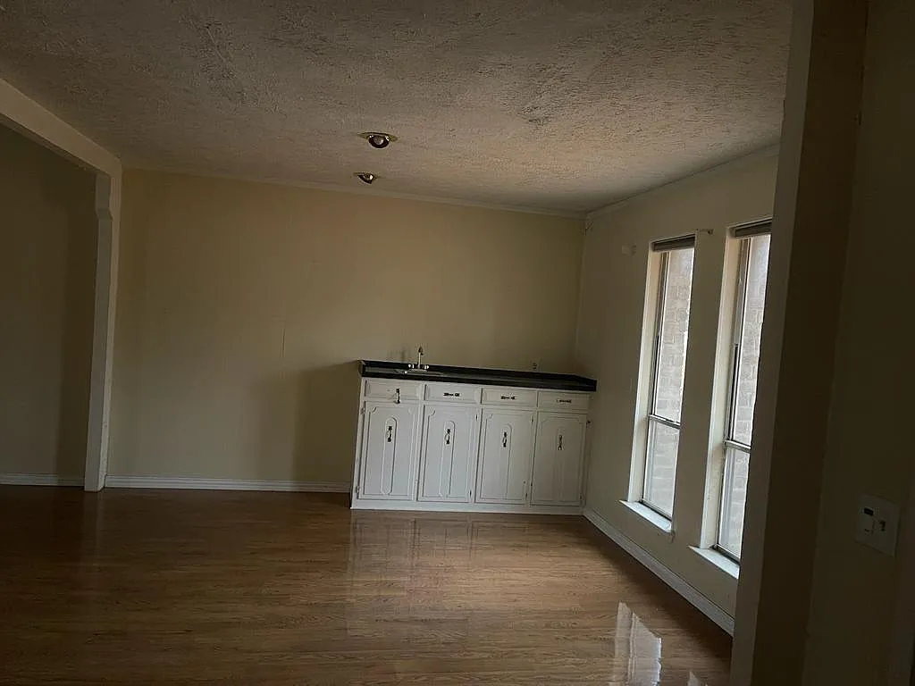 5 bed, 2844 sqft, $3,250 — Photo 3