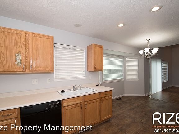 2nd image of 1621 W Blue Grouse Way