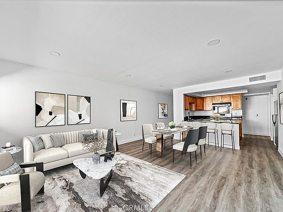 2nd image of 918 W College St APT 316