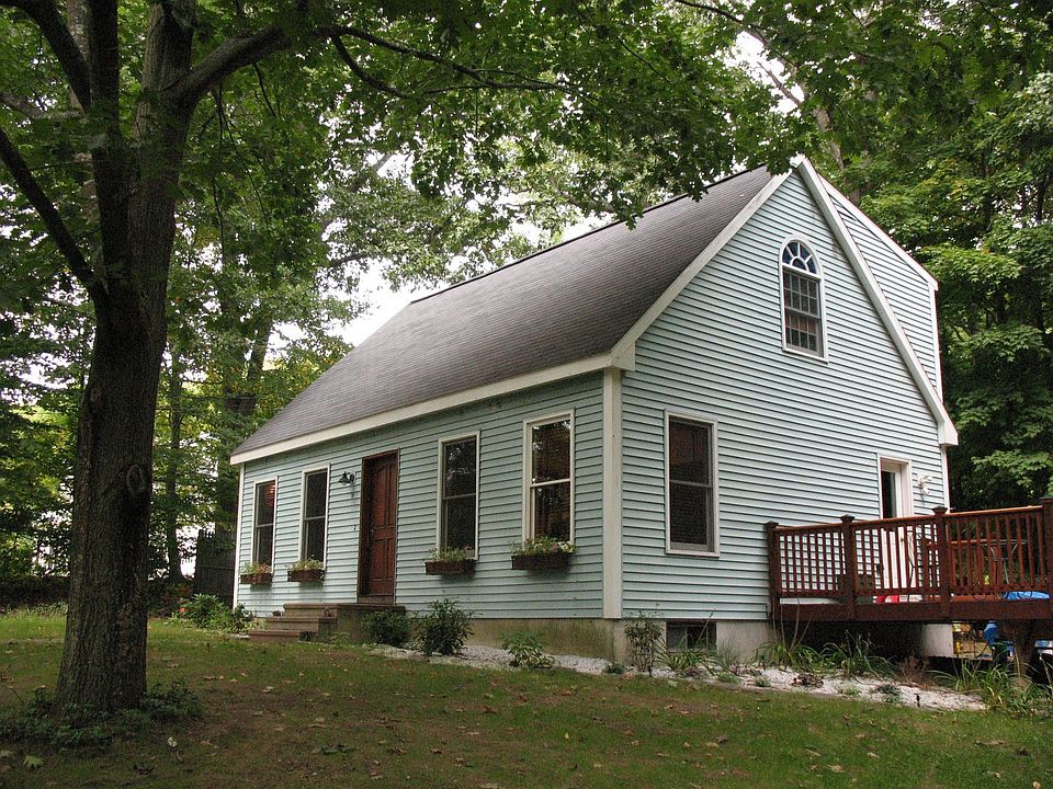 Front of Home w/Deck