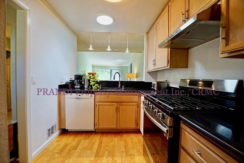 2 bed, 1.5 bath, 1020 sqft, $3,300 — Photo 3