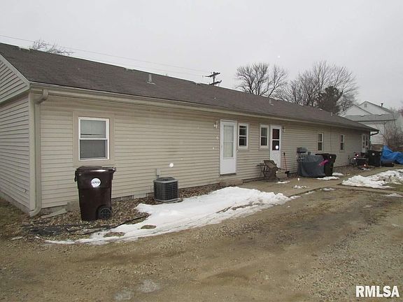 3rd image of 916 S Creve Coeur Ave