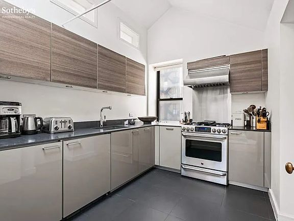 5th image of 30 E 21st St