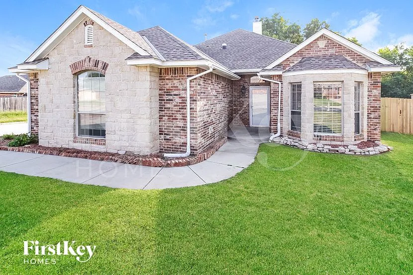3 bed, 2.0 bath, 1834 sqft, $2,170 — Photo 1