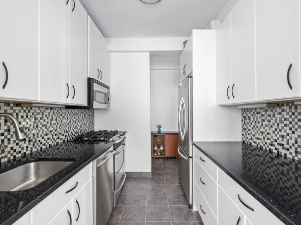 415 East 52nd Street image 8 of 9