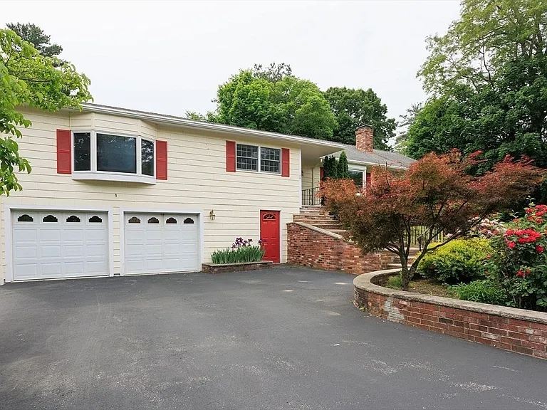 16 Westwood Rd — Photo 1