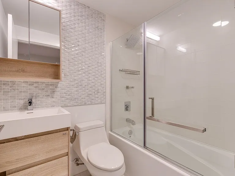 1425 Haro St #101 — Photo 19