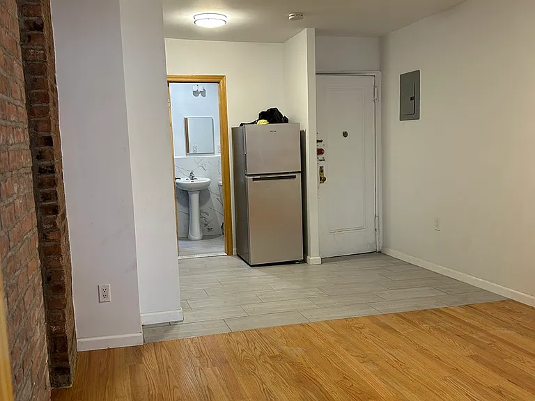 27 Henry St #5B — Photo 3