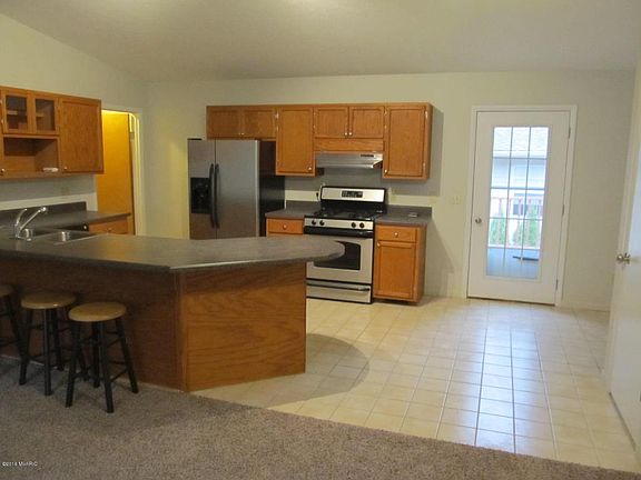 4th image of 9850 Woodlawn Dr